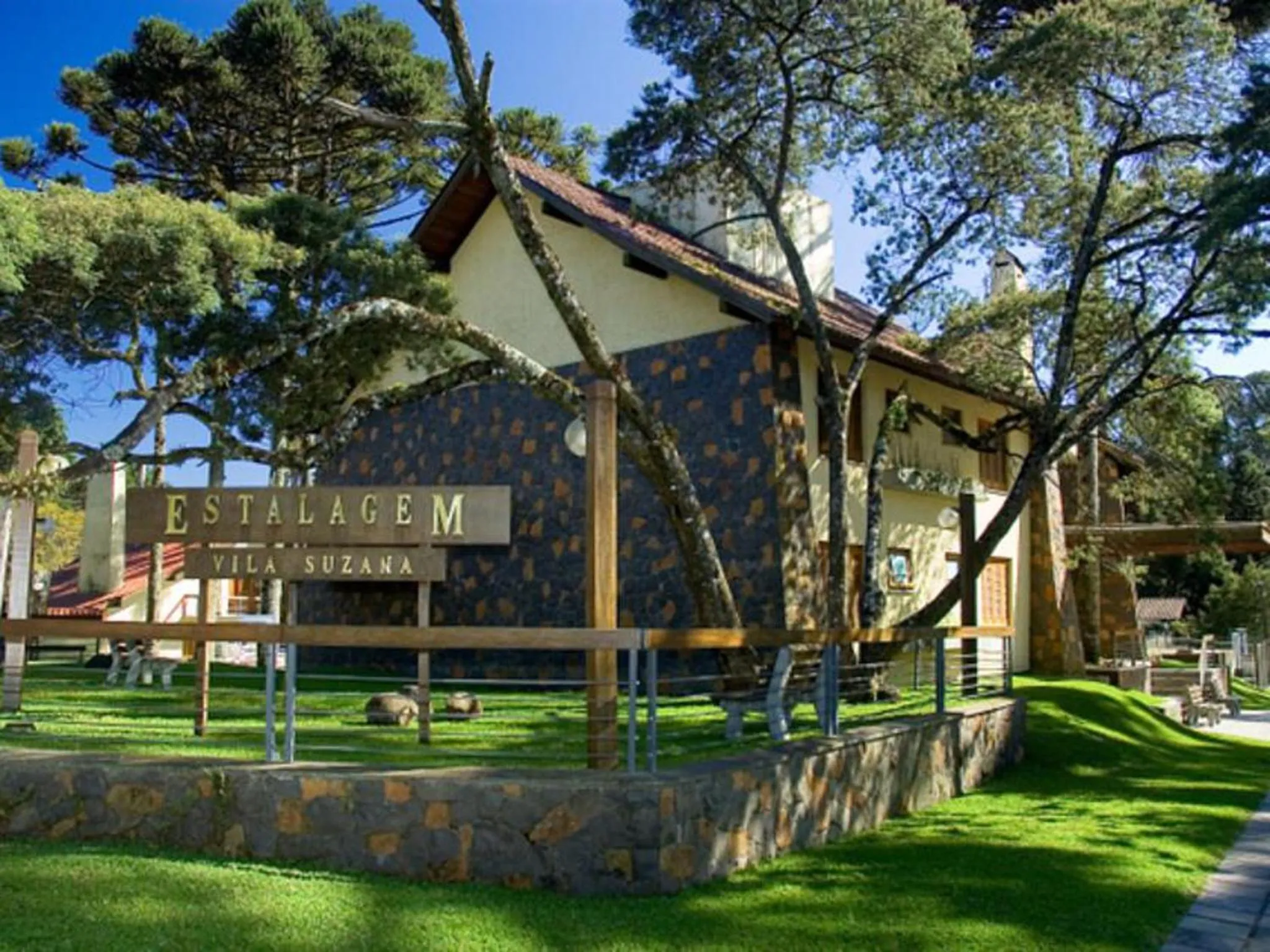 Facade/entrance in Estalagem Vila Suzana - Quadra de Beach Tennis Indoor