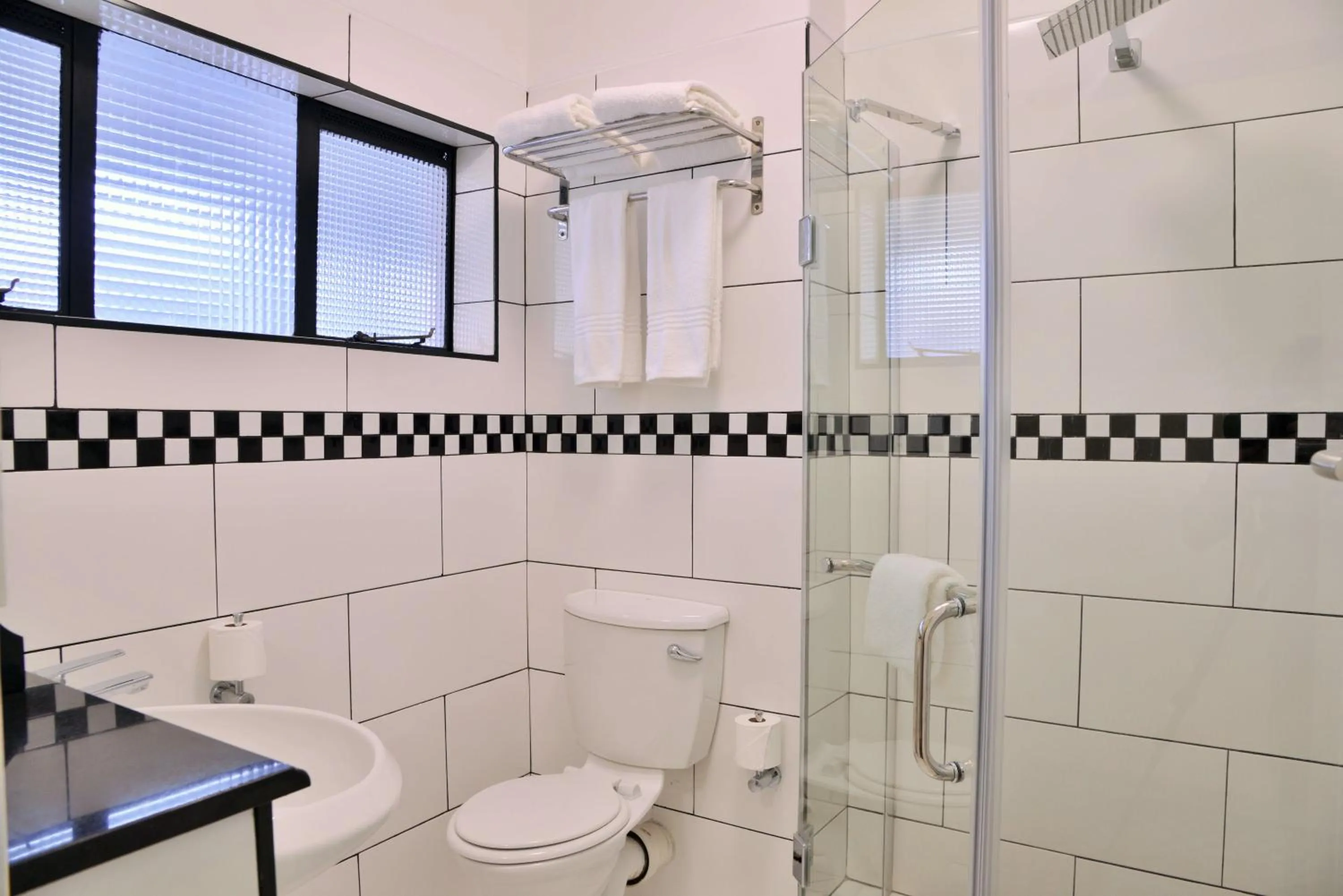 Bathroom in Cresta Churchill Hotel