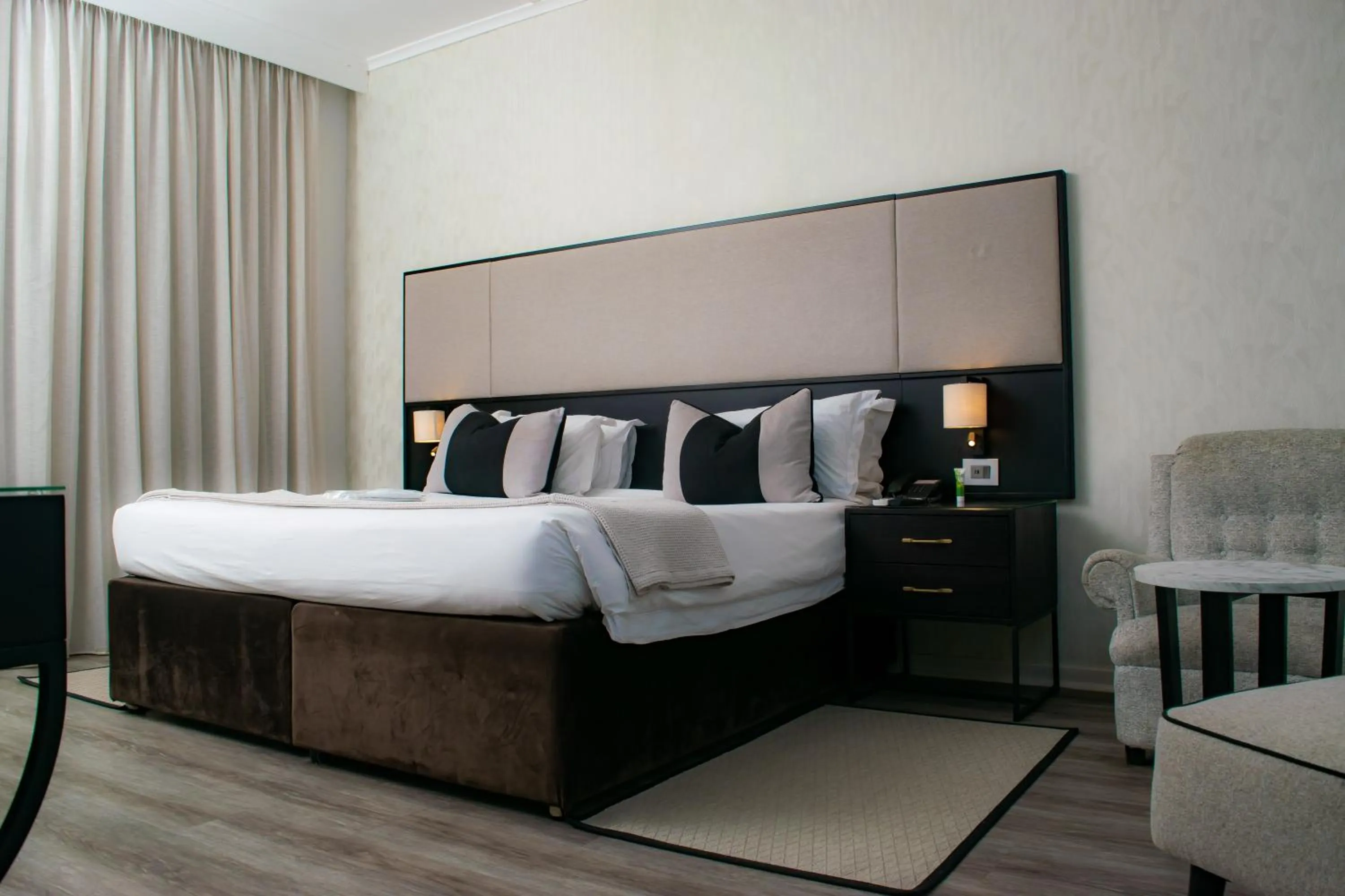 Bed in Cresta Churchill Hotel