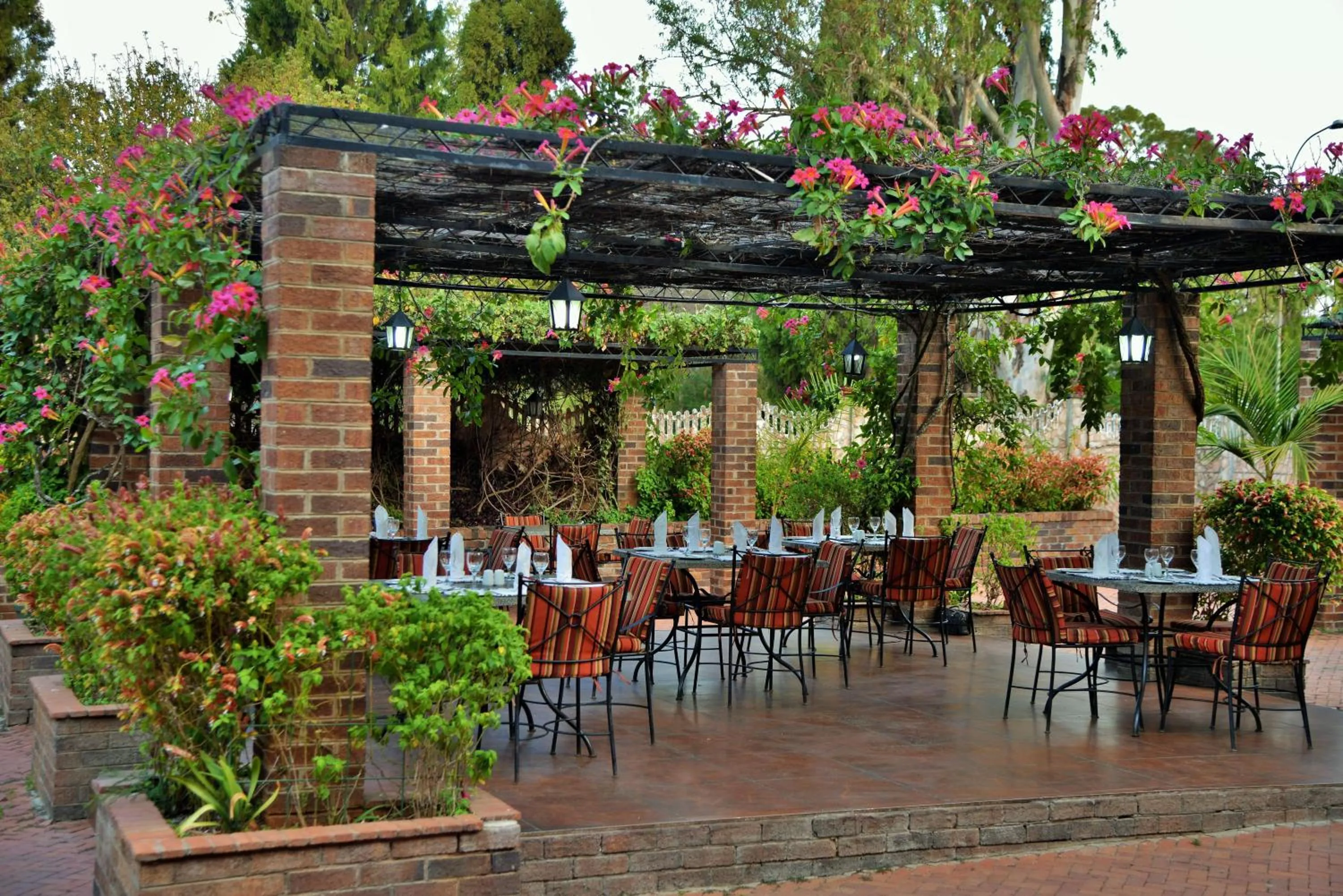 Restaurant/places to eat in Cresta Churchill Hotel