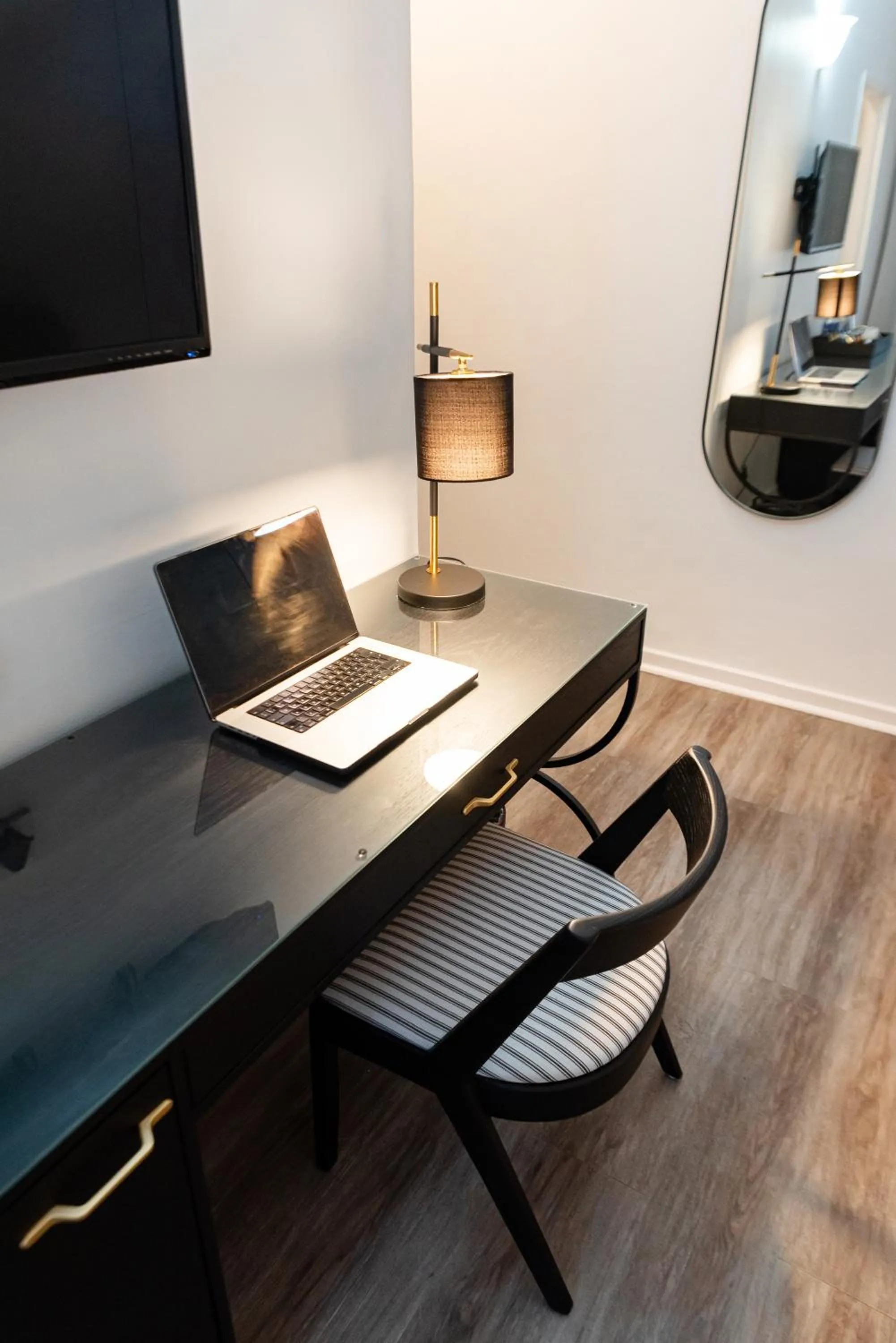 TV and multimedia in Cresta Churchill Hotel