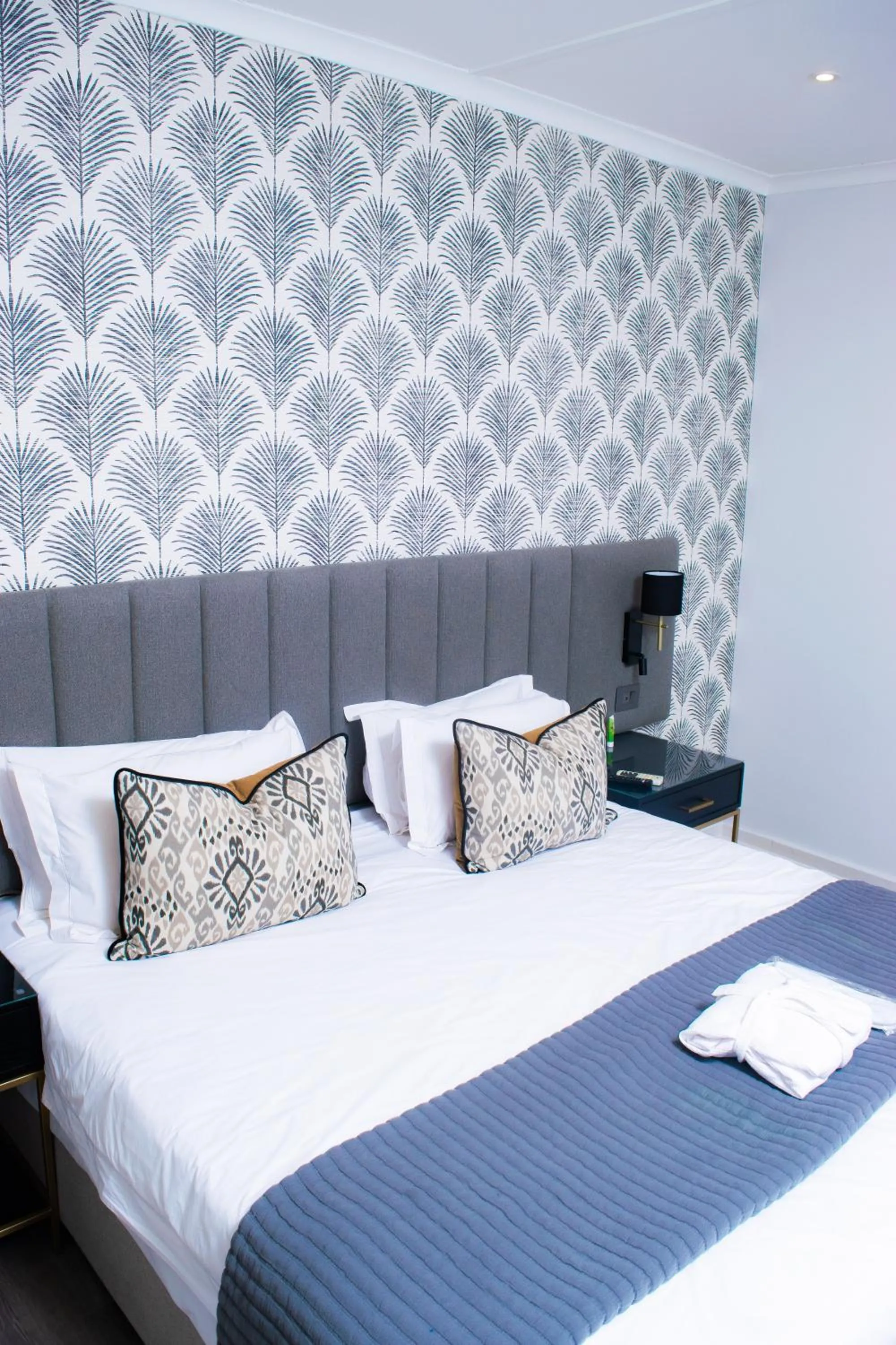 Photo of the whole room, Bed in Cresta Churchill Hotel