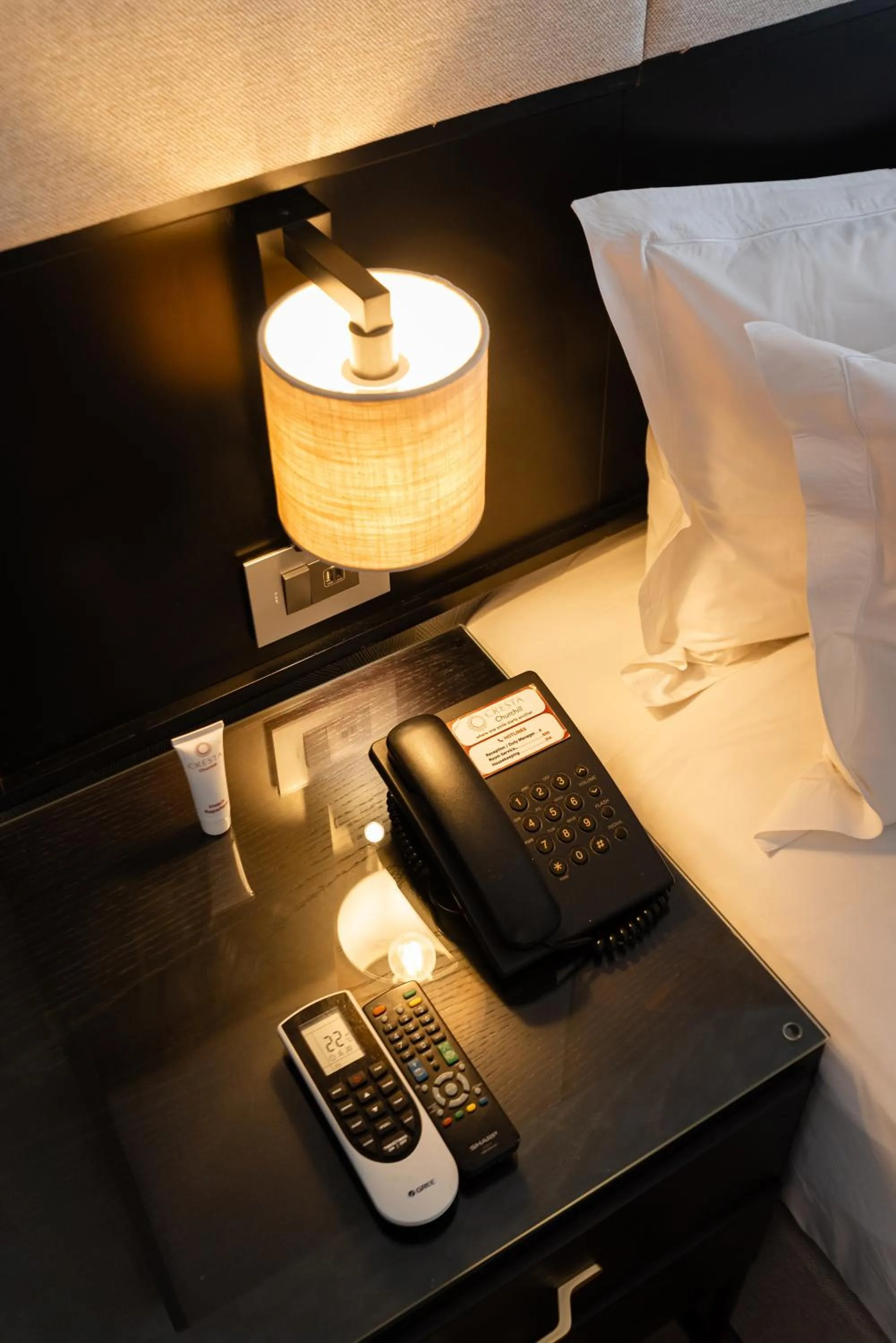 Bedroom, Bed in Cresta Churchill Hotel