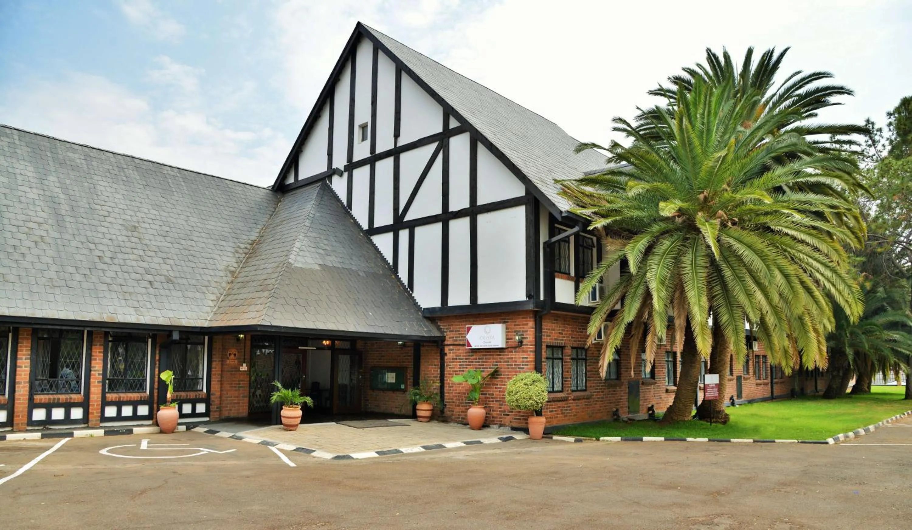 Facade/entrance in Cresta Churchill Hotel