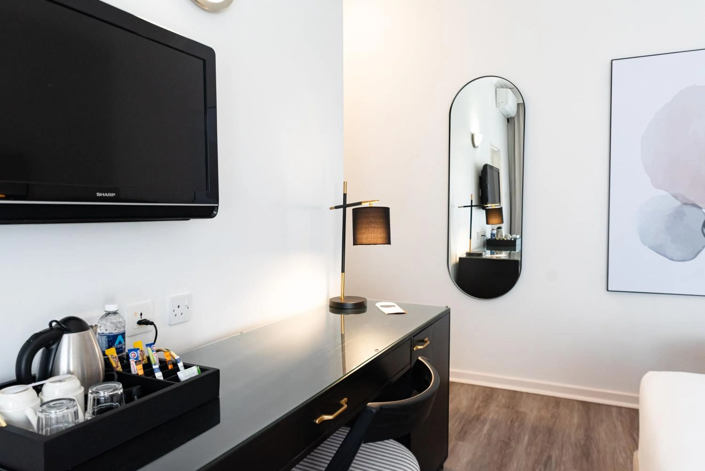 TV and multimedia in Cresta Churchill Hotel