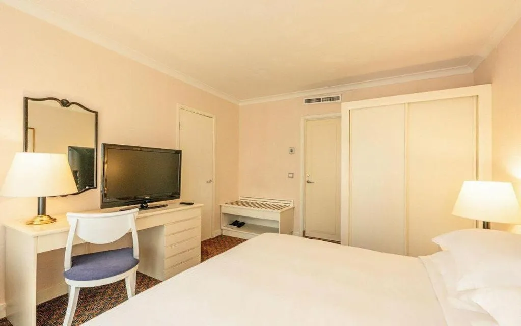 Bed in Grand Skylight Hotel Royal, Beijing