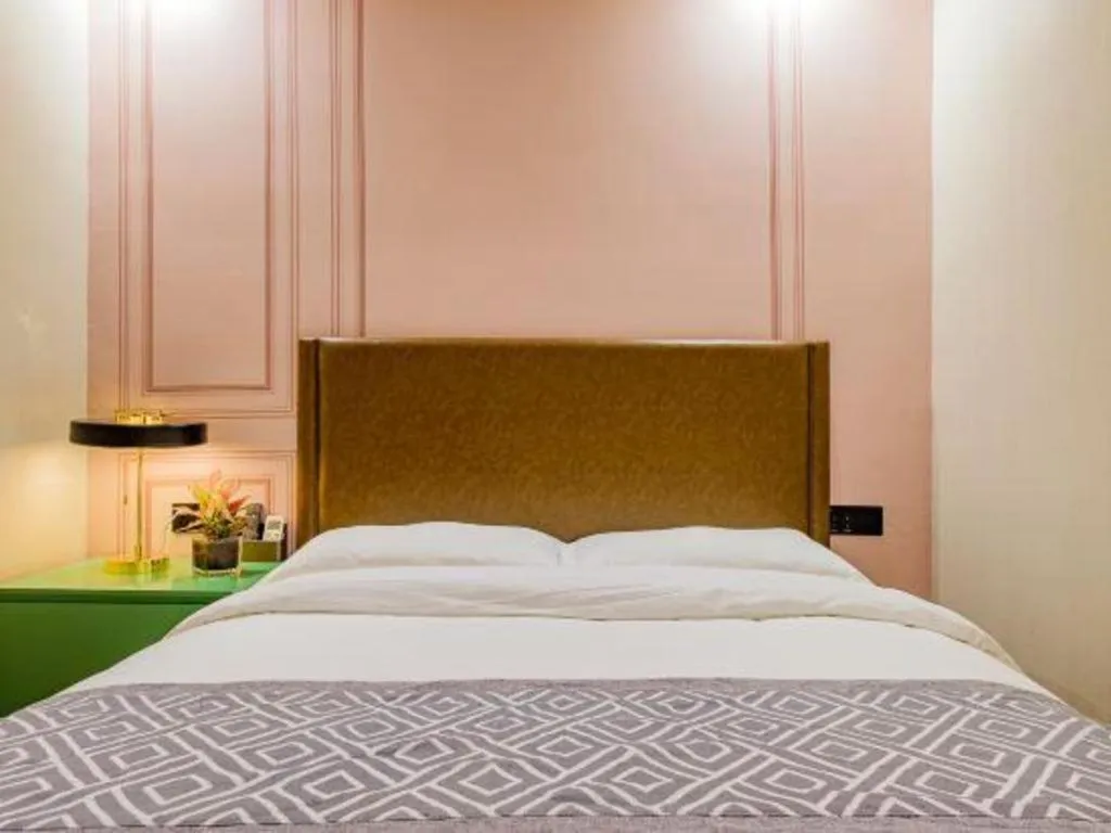 Bed in GME NanJing CaoChanGMEn Nanyihou Stress Hotel