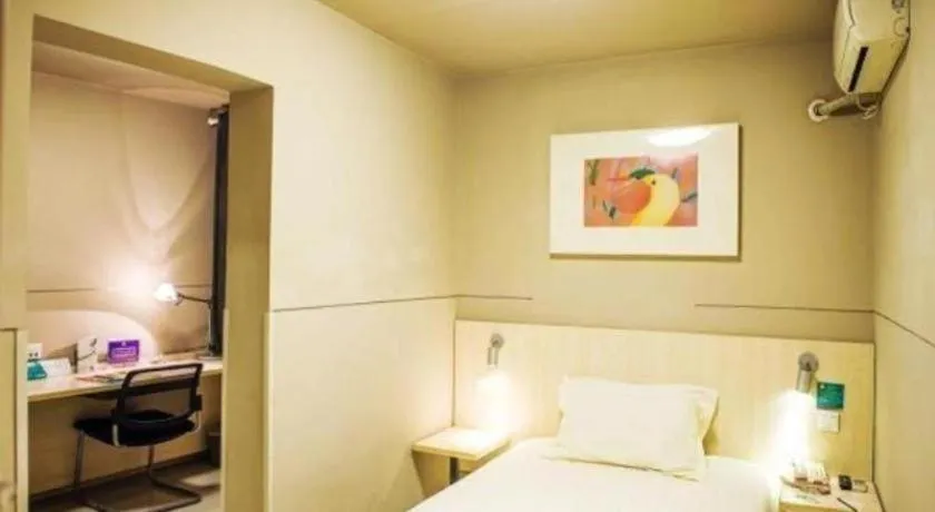 Bed in Jinjiang Inn Hangzhou Lin'an Qianwang Street