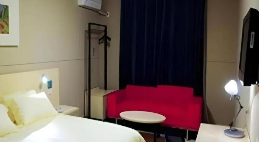 Bed in Jinjiang Inn Hangzhou Lin'an Qianwang Street