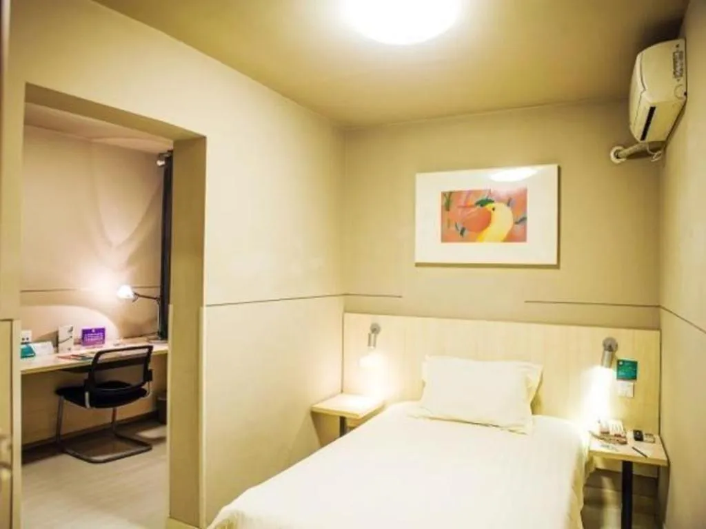 Bed in Jinjiang Inn Hangzhou Lin'an Qianwang Street