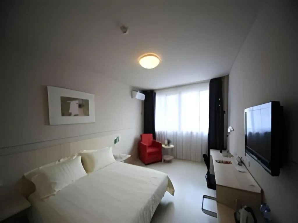 Bed in Jinjiang Inn Hangzhou Lin'an Qianwang Street