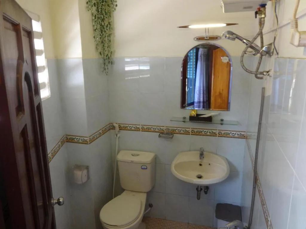 Son Tung Hotel - De Tham Street