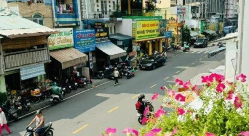 Son Tung Hotel - De Tham Street