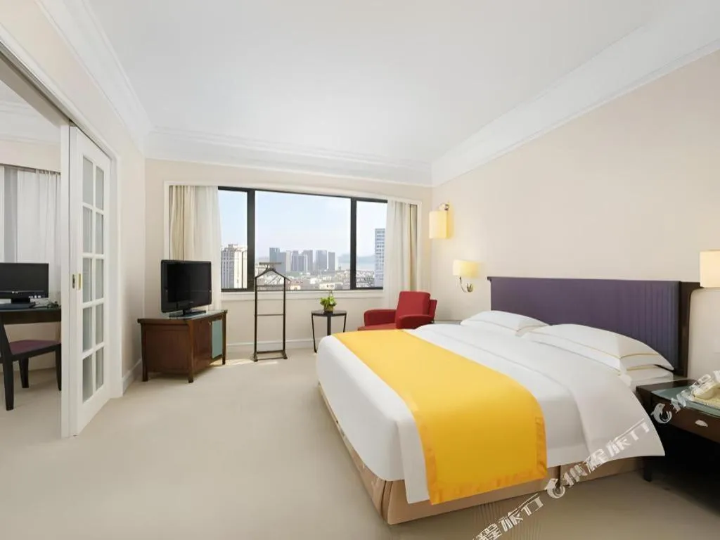 Bed in Shantou Golden Gulf Hotel