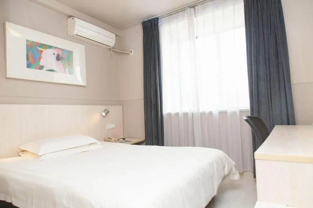 Bed in Jinjiang Inn Zhenjiang Jiangsu University Suning Plaza