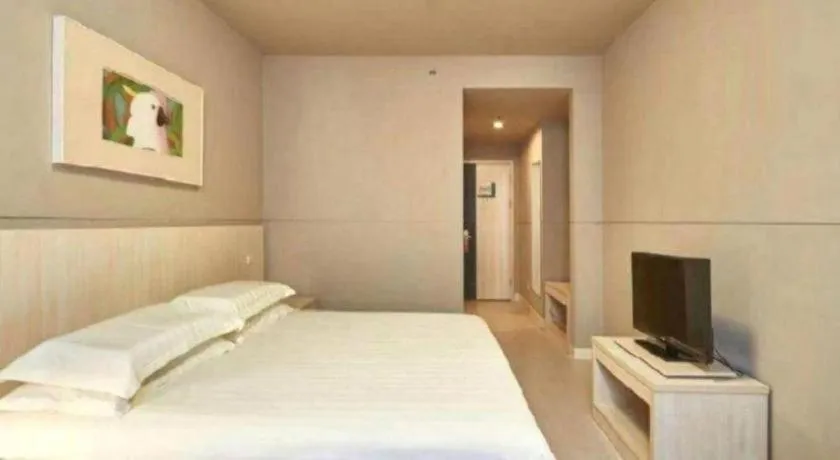 Bed in Jinjiang Inn Zhenjiang Jiangsu University Suning Plaza