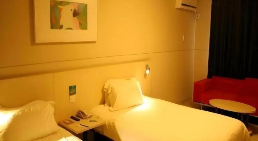 Bed in Jinjiang Inn Zhenjiang Jiangsu University Suning Plaza