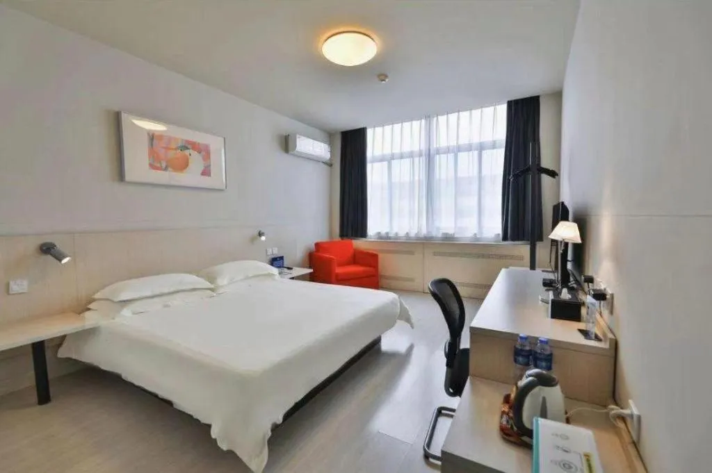 Bed in Jinjiang Inn Zhenjiang Jiangsu University Suning Plaza