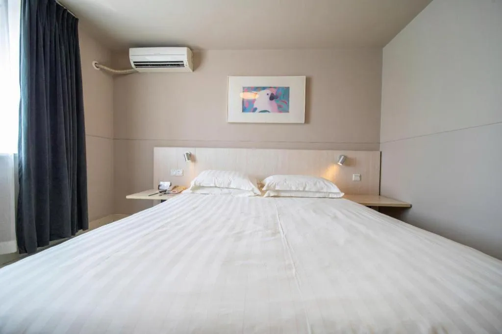 Bed in Jinjiang Inn Zhenjiang Jiangsu University Suning Plaza