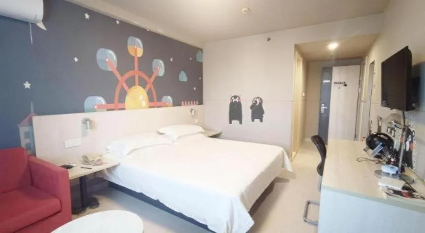 Bed in Jinjiang Inn Zhenjiang Jiangsu University Suning Plaza