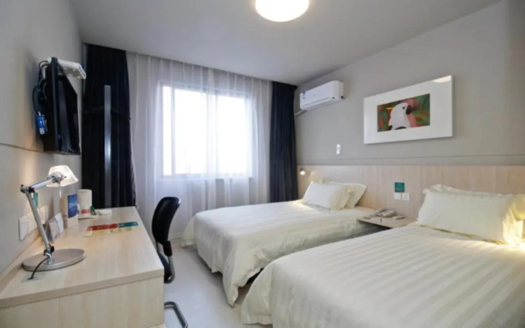 Bed in Jinjiang Inn Zhenjiang Jiangsu University Suning Plaza