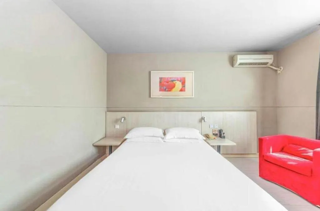 Bed in Jinjiang Inn Zhenjiang Jiangsu University Suning Plaza
