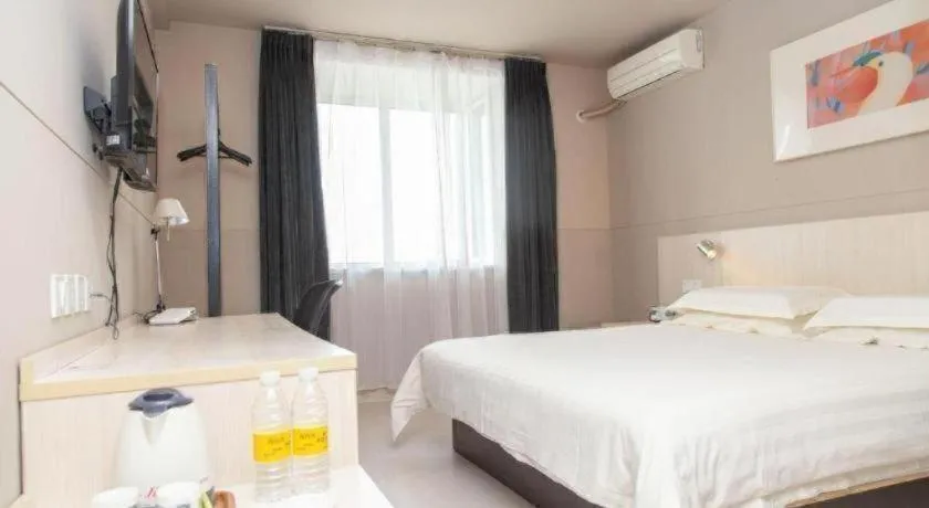 Bed in Jinjiang Inn Zhenjiang Jiangsu University Suning Plaza