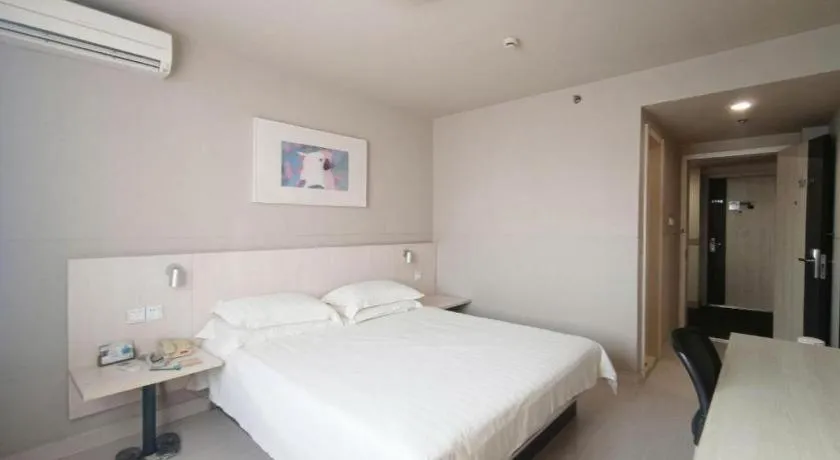 Bed in Jinjiang Inn Zhenjiang Jiangsu University Suning Plaza