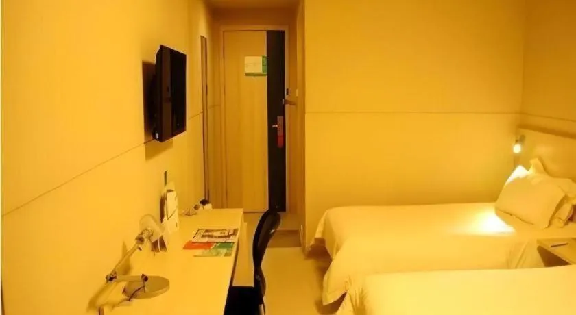 Bed in Jinjiang Inn Zhenjiang Jiangsu University Suning Plaza