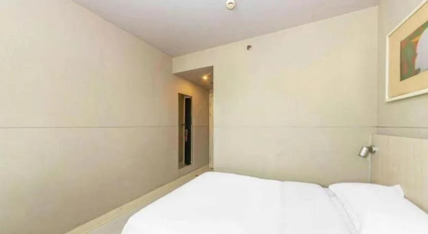 Bed in Jinjiang Inn Zhenjiang Jiangsu University Suning Plaza