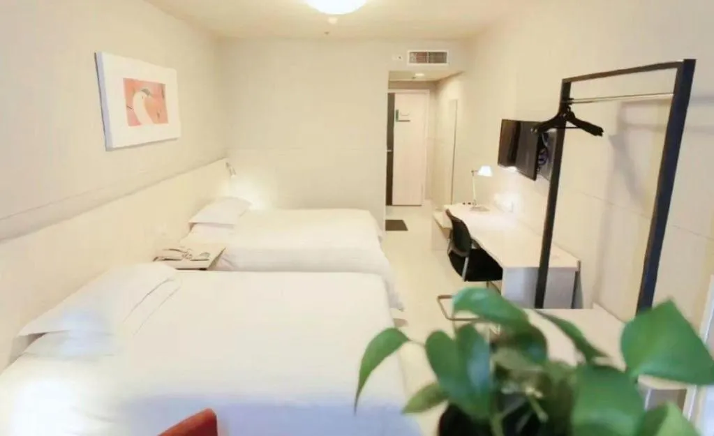 Bed in Jinjiang Inn Zhenjiang Jiangsu University Suning Plaza