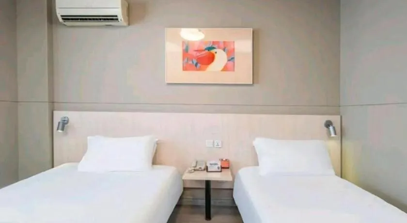 Bed in Jinjiang Inn Zhenjiang Jiangsu University Suning Plaza