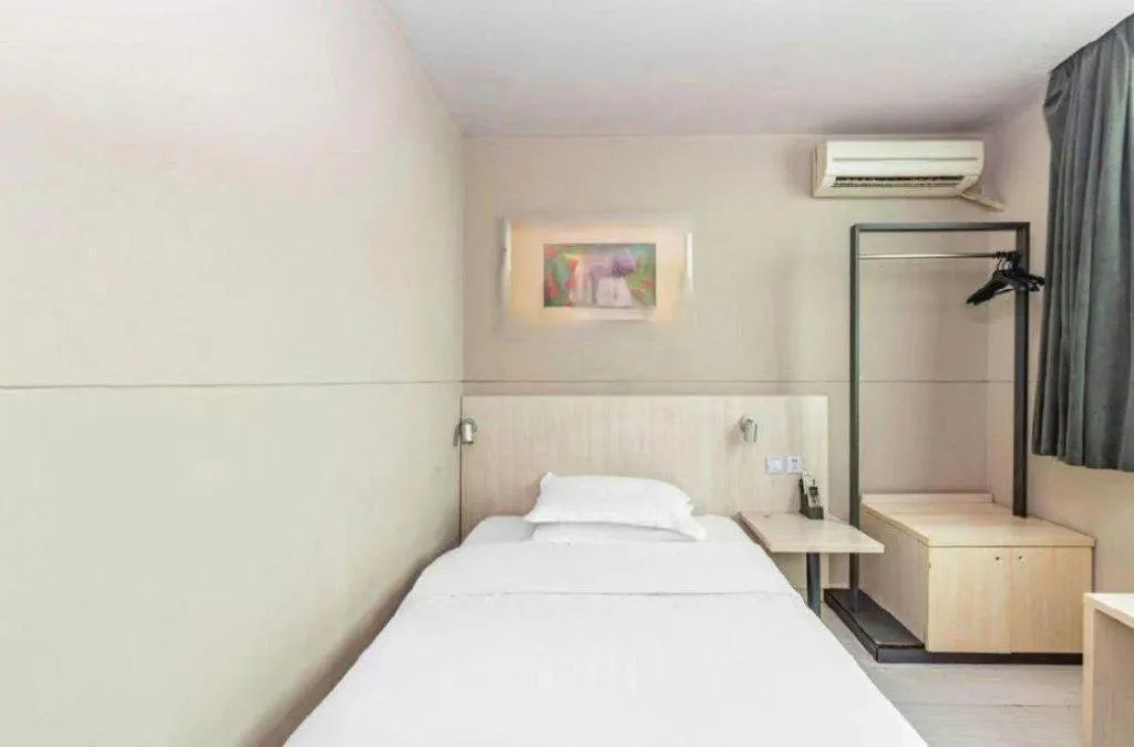 Bed in Jinjiang Inn Zhenjiang Jiangsu University Suning Plaza