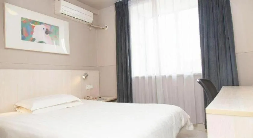 Bed in Jinjiang Inn Zhenjiang Jiangsu University Suning Plaza