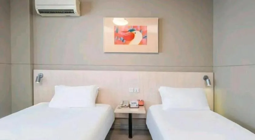 Bed in Jinjiang Inn Zhenjiang Jiangsu University Suning Plaza