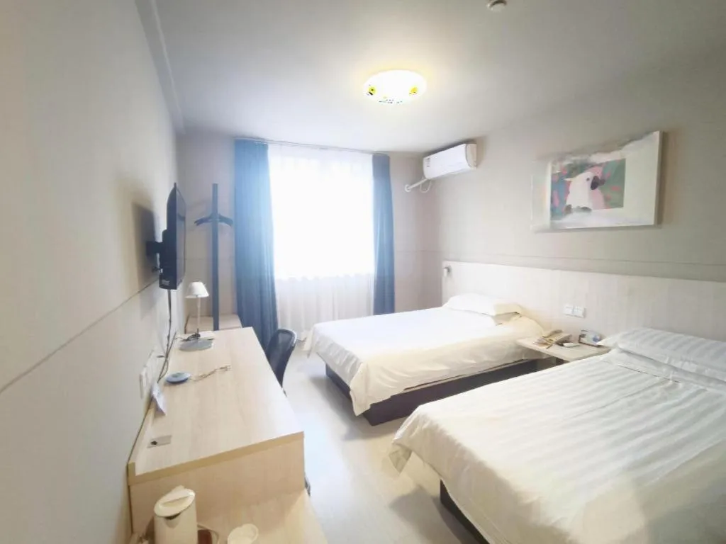 Bed in Jinjiang Inn Zhenjiang Jiangsu University Suning Plaza