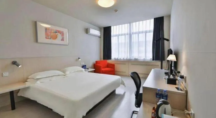 Bed in Jinjiang Inn Zhenjiang Jiangsu University Suning Plaza