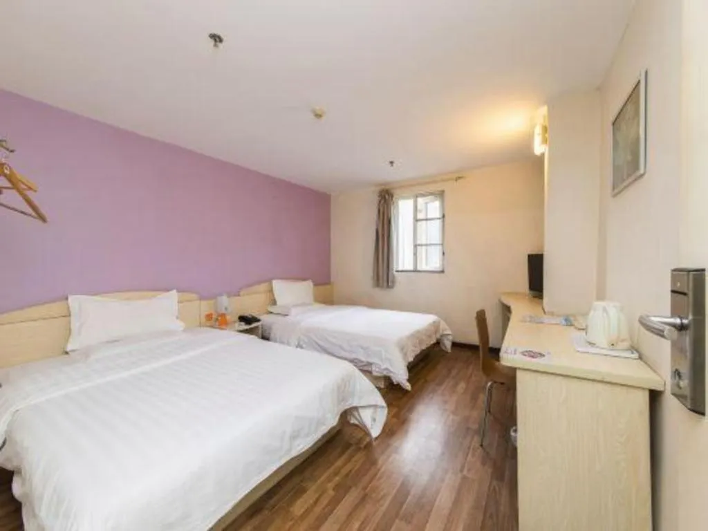 Bed in 7 Days Inn Guangzhou Zoo Huanghuagang Metro Station