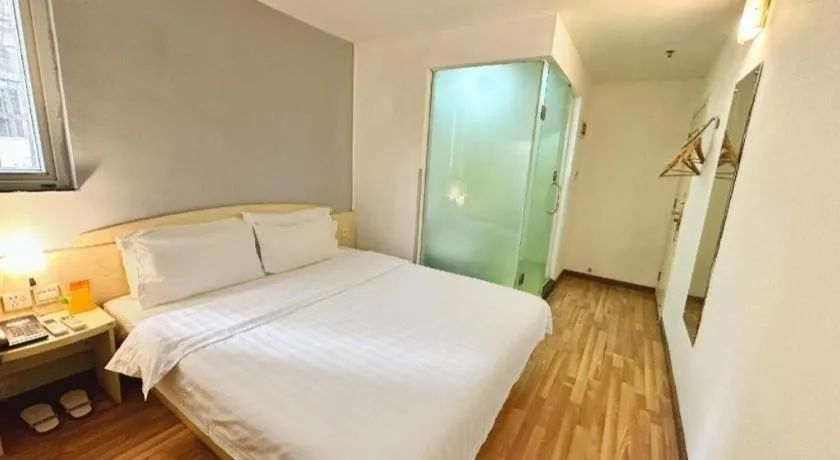 Bed in 7 Days Inn Guangzhou Zoo Huanghuagang Metro Station