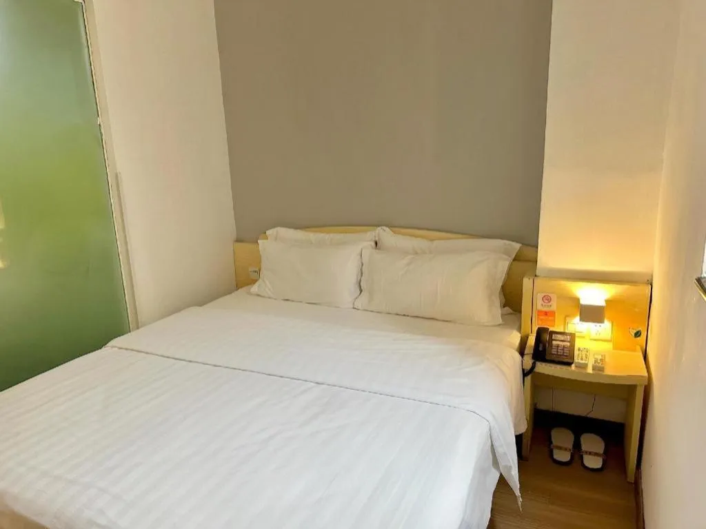 Bed in 7 Days Inn Guangzhou Zoo Huanghuagang Metro Station