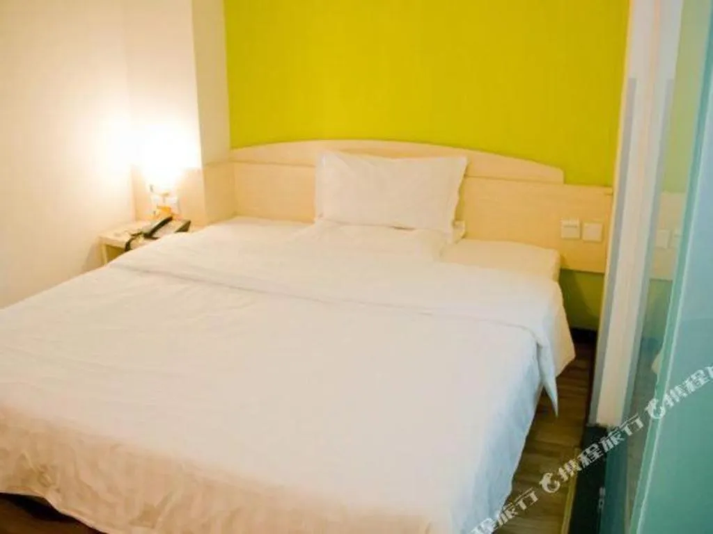 Bed in 7 Days Inn Guangzhou Zoo Huanghuagang Metro Station