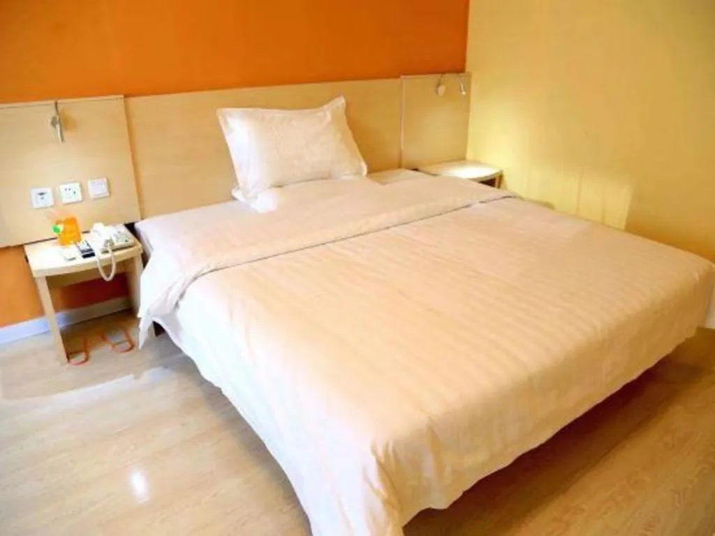 Bed in 7 Days Inn Guangzhou Zoo Huanghuagang Metro Station