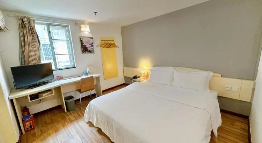 Bed in 7 Days Inn Guangzhou Zoo Huanghuagang Metro Station