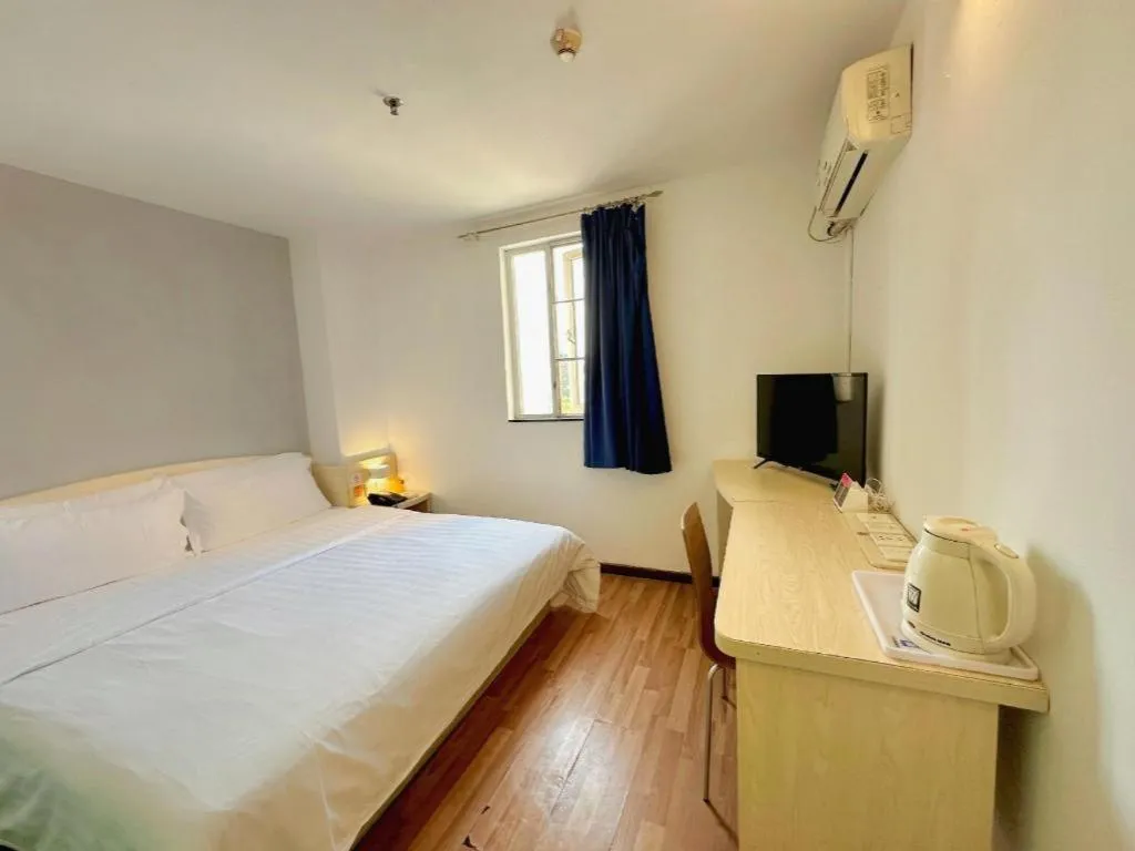 Bed in 7 Days Inn Guangzhou Zoo Huanghuagang Metro Station