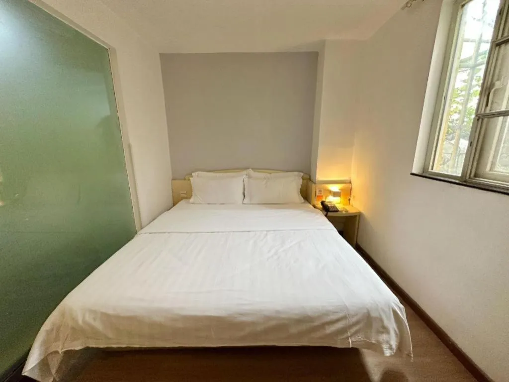 Bed in 7 Days Inn Guangzhou Zoo Huanghuagang Metro Station