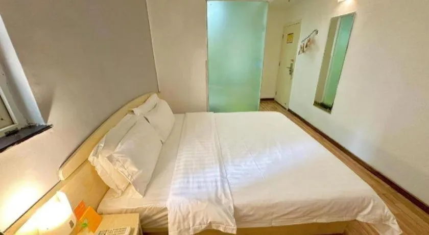 Bed in 7 Days Inn Guangzhou Zoo Huanghuagang Metro Station