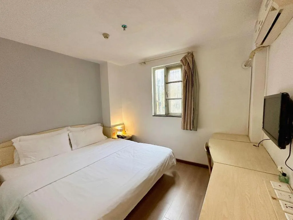 Bed in 7 Days Inn Guangzhou Zoo Huanghuagang Metro Station