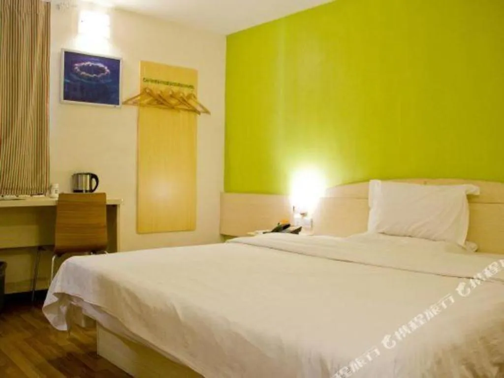 Bed in 7 Days Inn Guangzhou Zoo Huanghuagang Metro Station