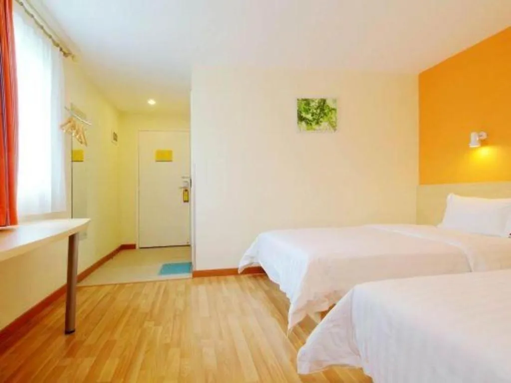 Bed in 7 Days Inn Guangzhou Zoo Huanghuagang Metro Station