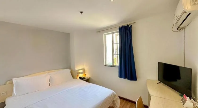 Bed in 7 Days Inn Guangzhou Zoo Huanghuagang Metro Station